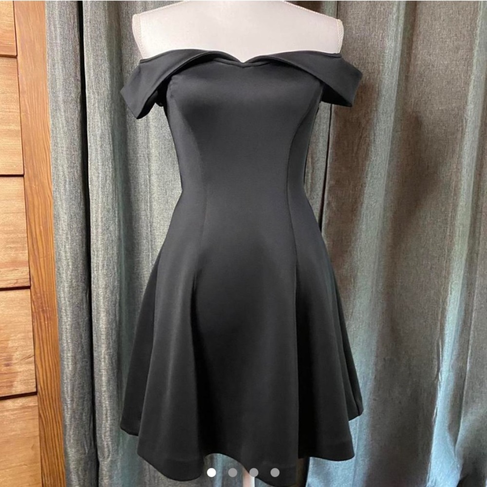 Guess Sweetheart Neckline off shoulder dress